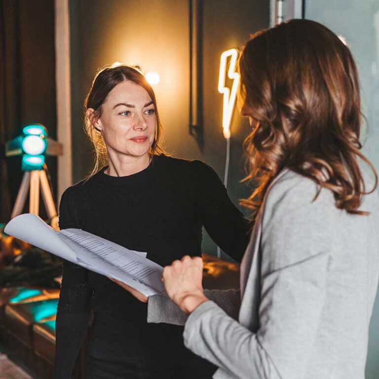 Make Up Artist schminkt die Darstelelrin bei einer Filmproduktion in Wolfsburg.